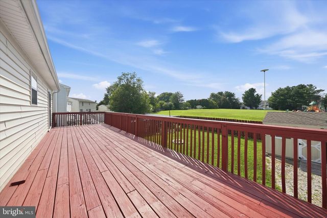 24 W COUNTRY LN W, Newark, DE 19702