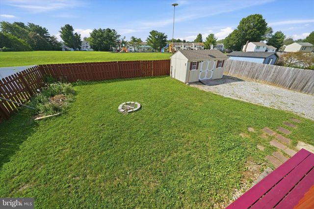 24 W COUNTRY LN W, Newark, DE 19702