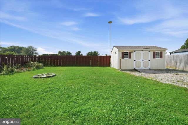24 W COUNTRY LN W, Newark, DE 19702