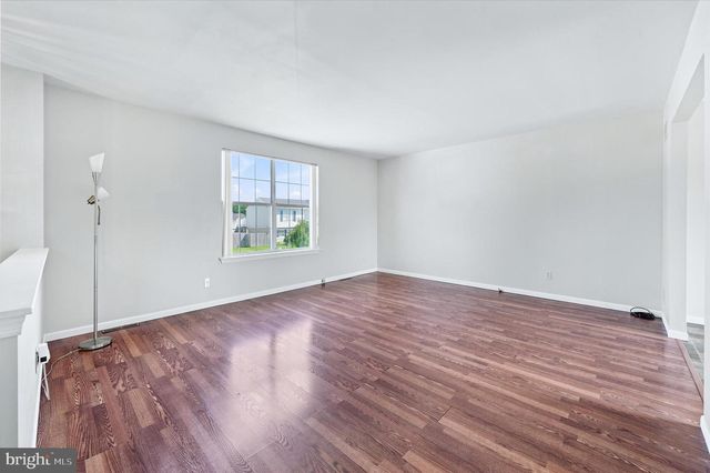 24 W COUNTRY LN W, Newark, DE 19702