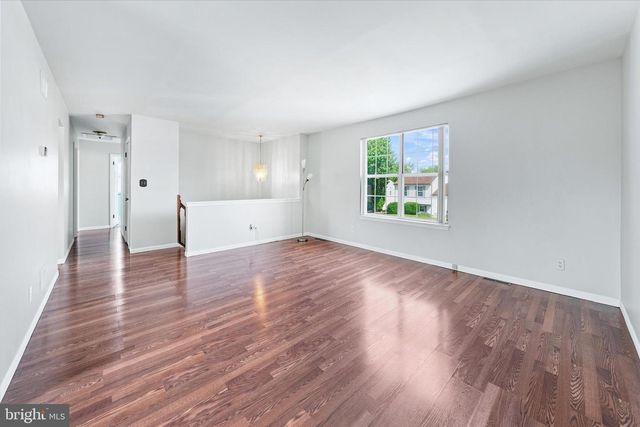 24 W COUNTRY LN W, Newark, DE 19702