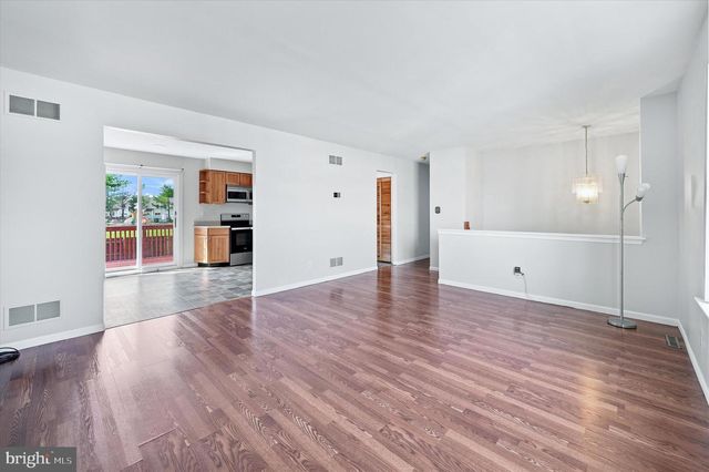 24 W COUNTRY LN W, Newark, DE 19702