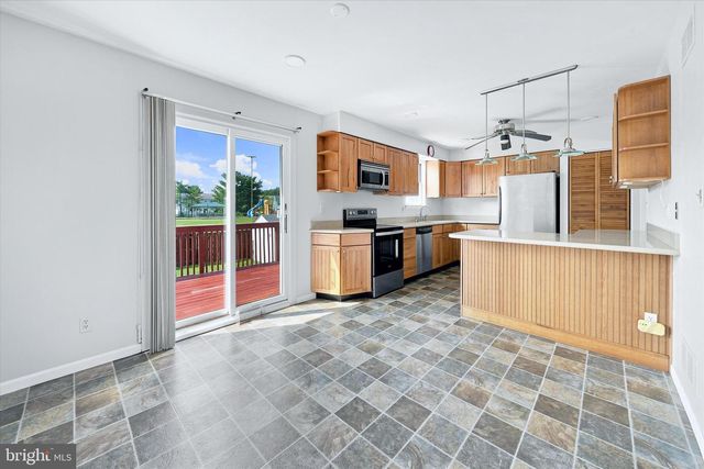 24 W COUNTRY LN W, Newark, DE 19702