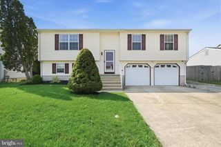 24 W COUNTRY LN W, Newark, DE 19702