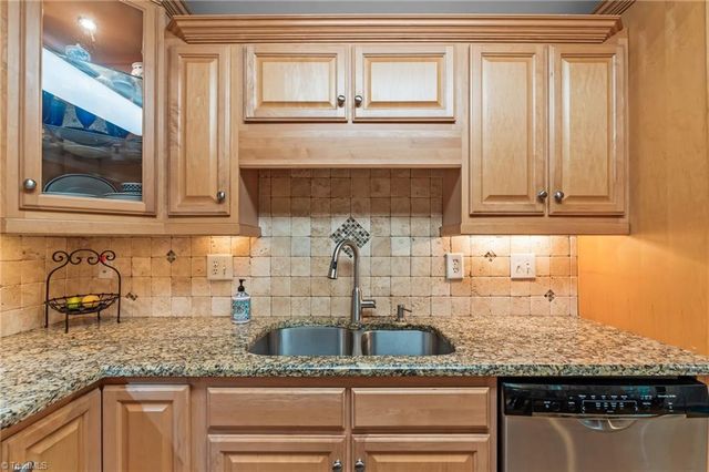 518 Tanners Park Court, Winston-salem, NC 27101