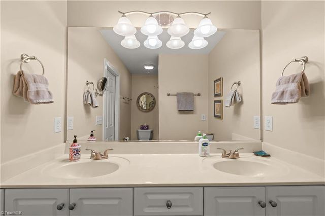 518 Tanners Park Court, Winston-salem, NC 27101