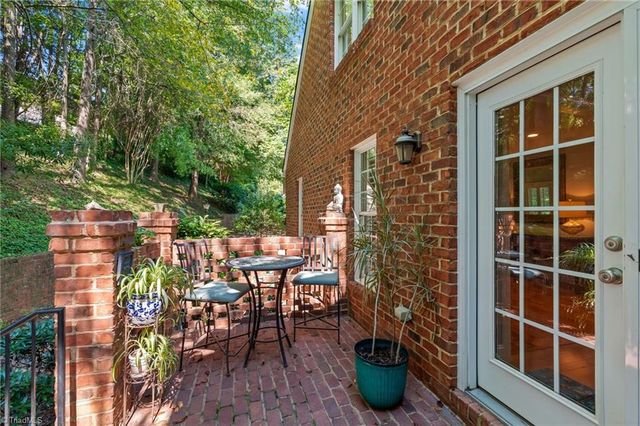 518 Tanners Park Court, Winston-salem, NC 27101
