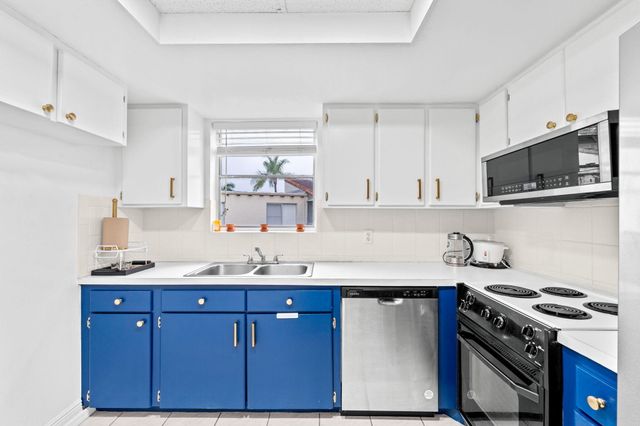 2540 Boundbrook Boulevard 209, Palm Springs, FL 33406