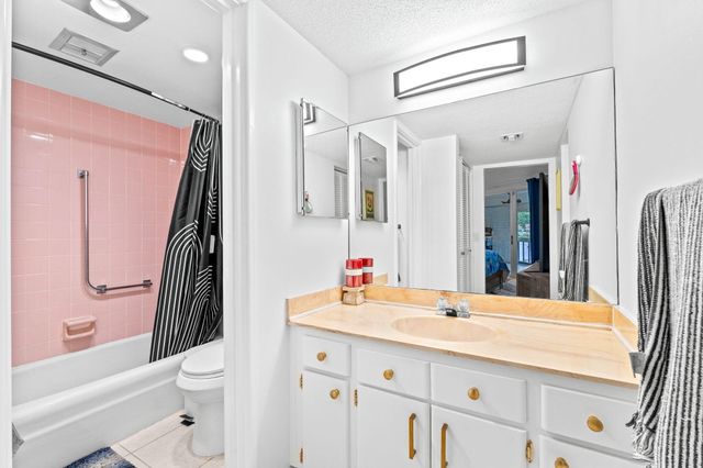 2540 Boundbrook Boulevard 209, Palm Springs, FL 33406