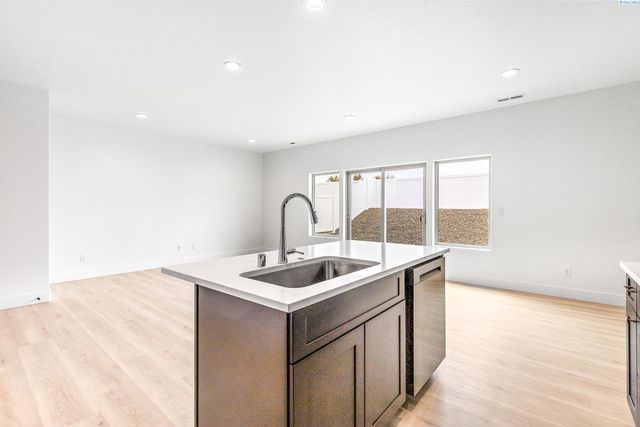 7479 Grapevine Ct, West Richland, WA 99353