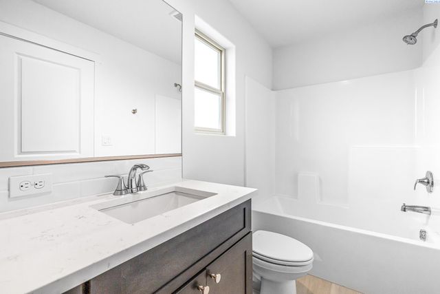 7479 Grapevine Ct, West Richland, WA 99353