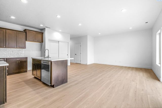 7479 Grapevine Ct, West Richland, WA 99353