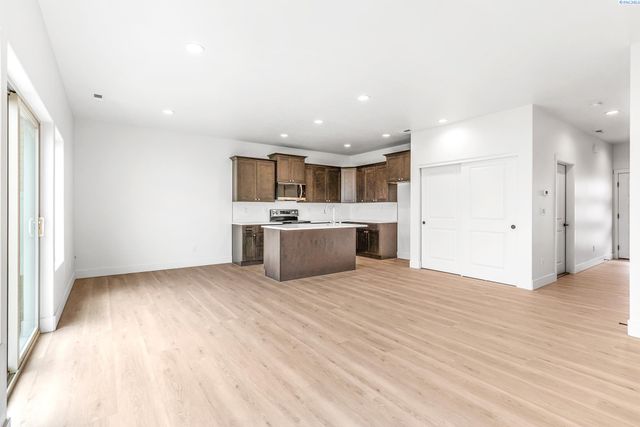 7479 Grapevine Ct, West Richland, WA 99353