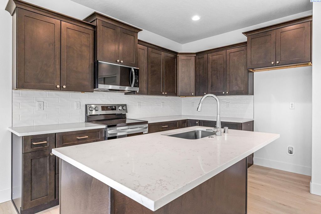 7479 Grapevine Ct, West Richland, WA 99353