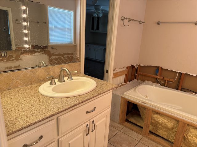 1816 Woodridge Drive, Arlington, TX 76013