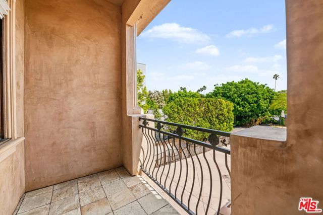 419 N Laurel Avenue, Los Angeles, CA 90048