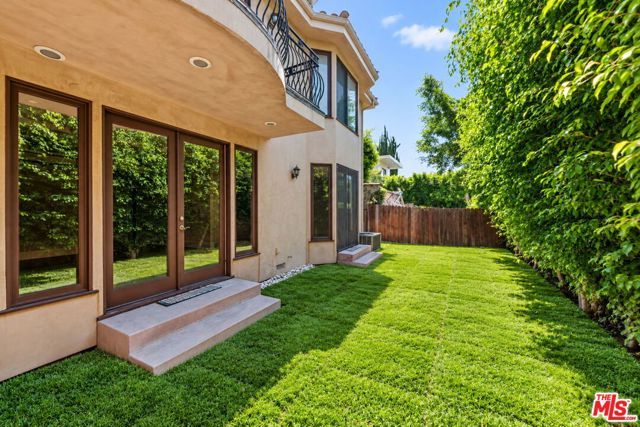 419 N Laurel Avenue, Los Angeles, CA 90048