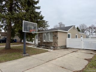 8320 Robindale Avenue, Dearborn Heights, MI 48127