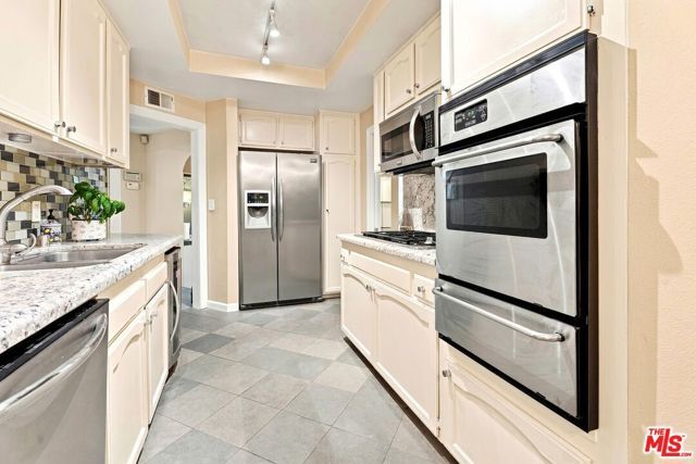 8455 Fountain Avenue 206, West Hollywood, CA 90069