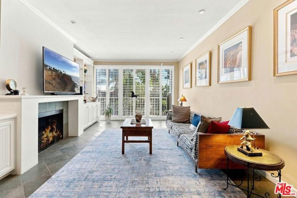 8455 Fountain Avenue 206, West Hollywood, CA 90069