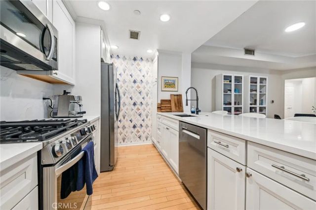 12000 Goshen Avenue 203, Los Angeles, CA 90049