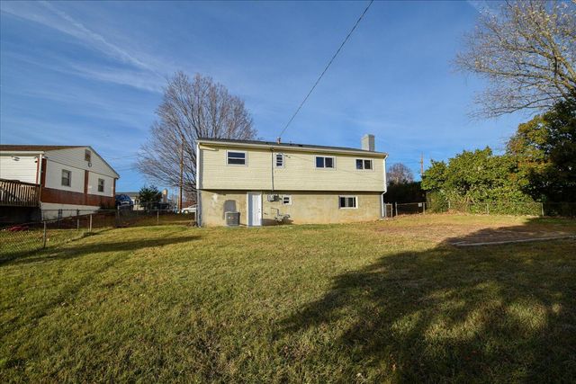 3808 Red Fox DR, Roanoke, VA 24017