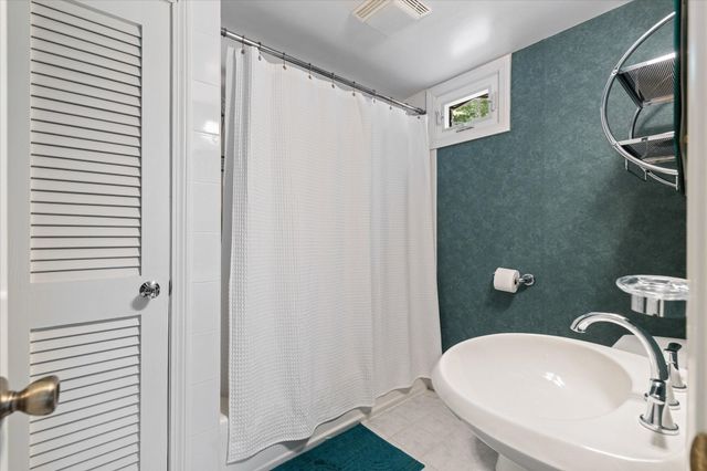 33 Pine Arden Dr, West Boylston, MA 01583