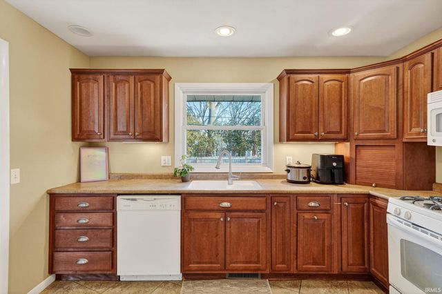 1558 N Bay Drive, Elkhart, IN 46514