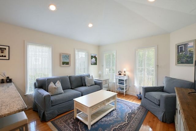 16 Amberwood Ct 16, Bourne, MA 02532