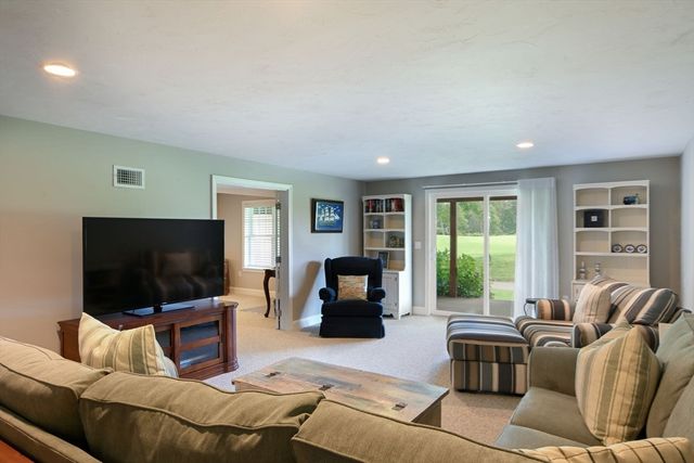 16 Amberwood Ct 16, Bourne, MA 02532