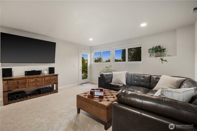 7989 E Barsay Lane, Port Orchard, WA 98366