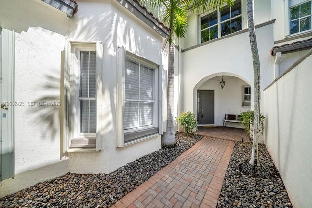 887 W Spinnaker Drive W, Hollywood, FL 33019