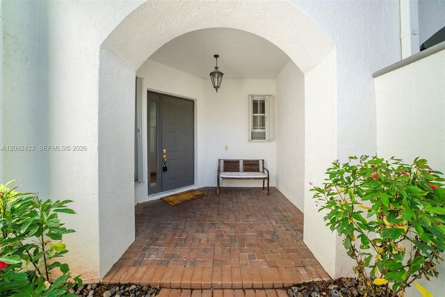 887 W Spinnaker Drive W, Hollywood, FL 33019