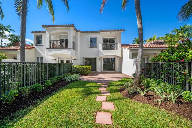 887 W Spinnaker Drive W, Hollywood, FL 33019