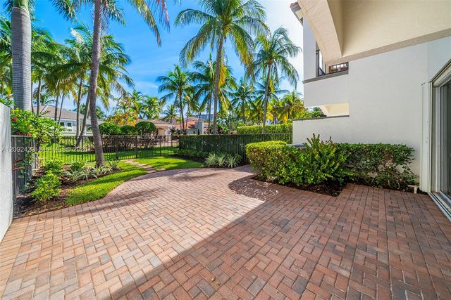 887 W Spinnaker Drive W, Hollywood, FL 33019