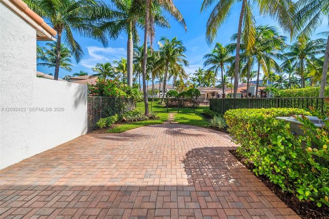 887 W Spinnaker Drive W, Hollywood, FL 33019