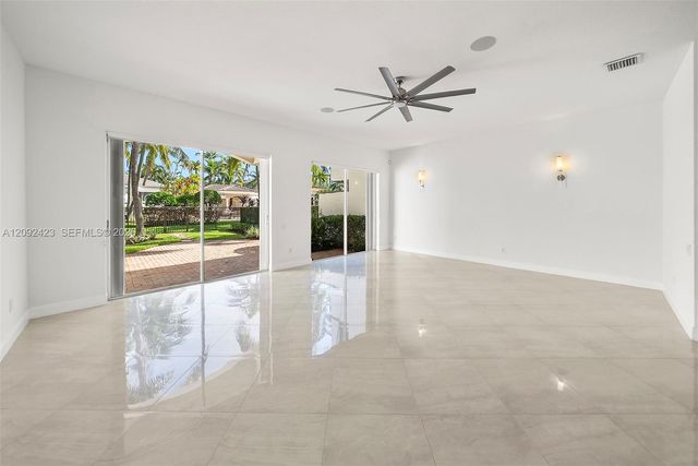 887 W Spinnaker Drive W, Hollywood, FL 33019
