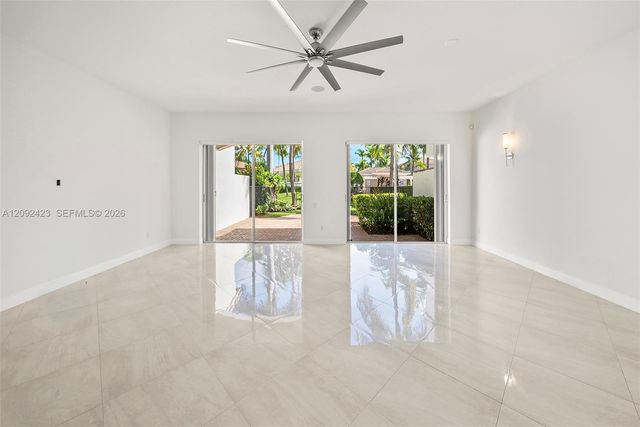 887 W Spinnaker Drive W, Hollywood, FL 33019