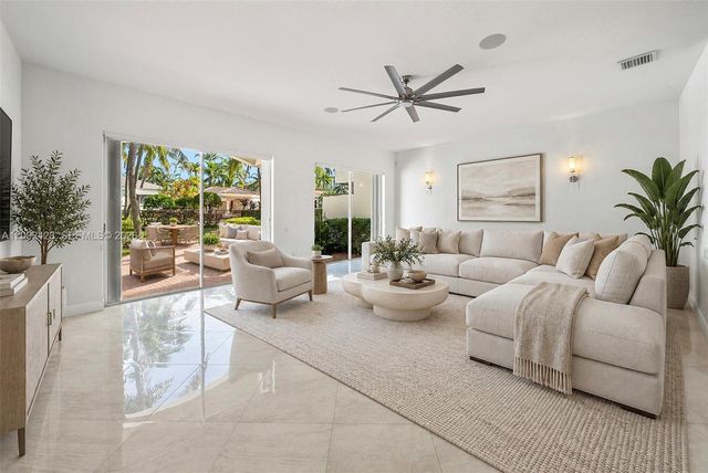 887 W Spinnaker Drive W, Hollywood, FL 33019