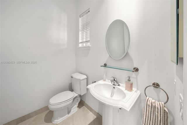 887 W Spinnaker Drive W, Hollywood, FL 33019