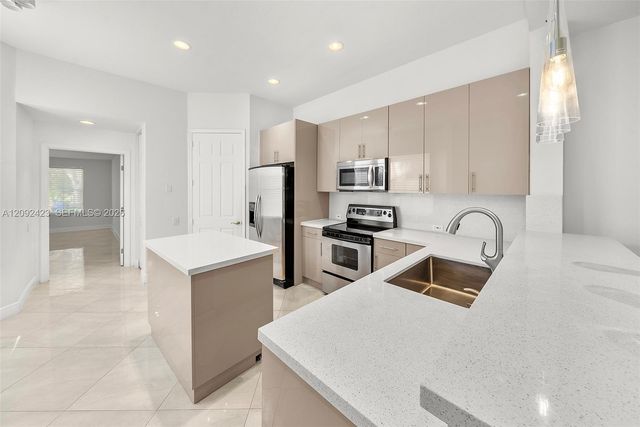 887 W Spinnaker Drive W, Hollywood, FL 33019