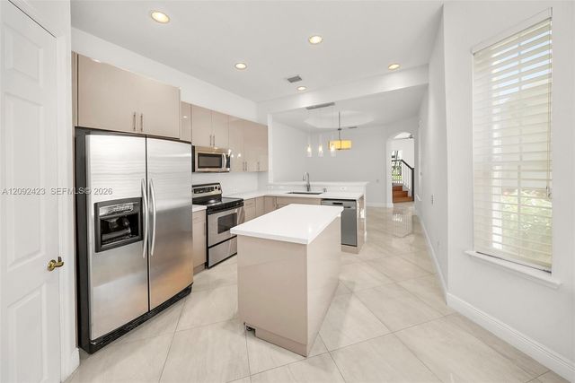 887 W Spinnaker Drive W, Hollywood, FL 33019