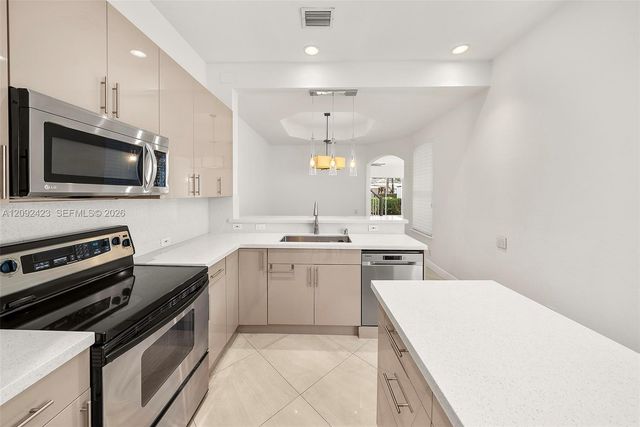 887 W Spinnaker Drive W, Hollywood, FL 33019