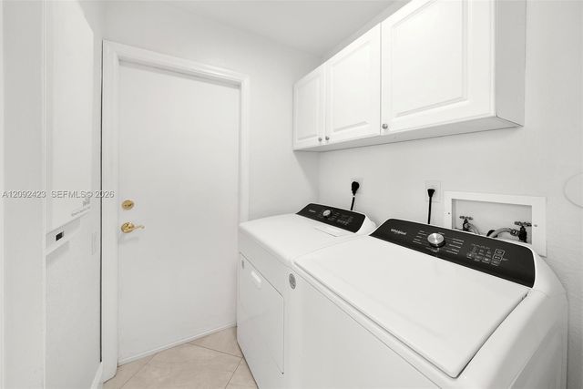 887 W Spinnaker Drive W, Hollywood, FL 33019