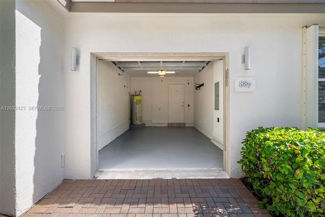887 W Spinnaker Drive W, Hollywood, FL 33019