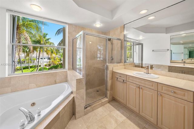 887 W Spinnaker Drive W, Hollywood, FL 33019