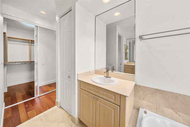 887 W Spinnaker Drive W, Hollywood, FL 33019