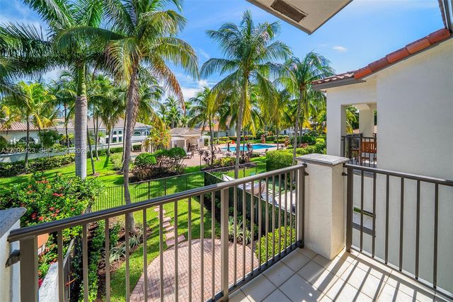 887 W Spinnaker Drive W, Hollywood, FL 33019