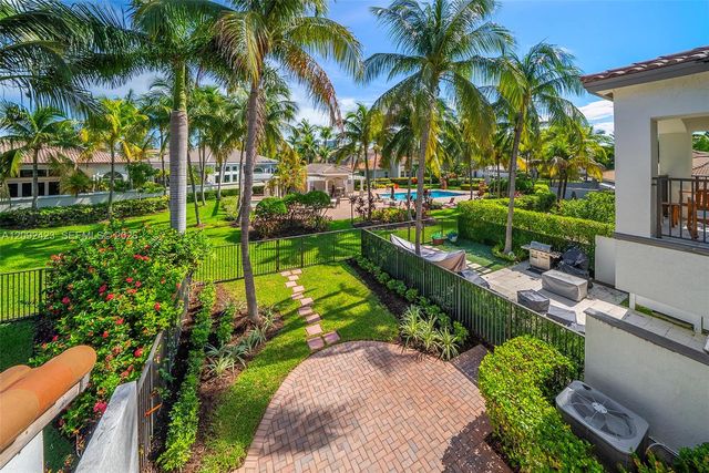 887 W Spinnaker Drive W, Hollywood, FL 33019