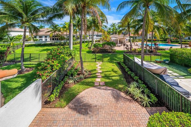 887 W Spinnaker Drive W, Hollywood, FL 33019